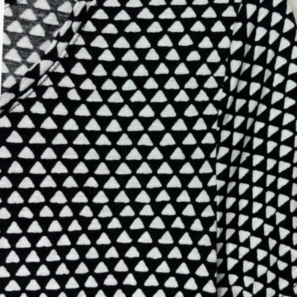 🆕- GAP- Black & White Luxe Tee Geometric
Short Sleeve Knit Tee. Size: Large - Picture 5 of 8